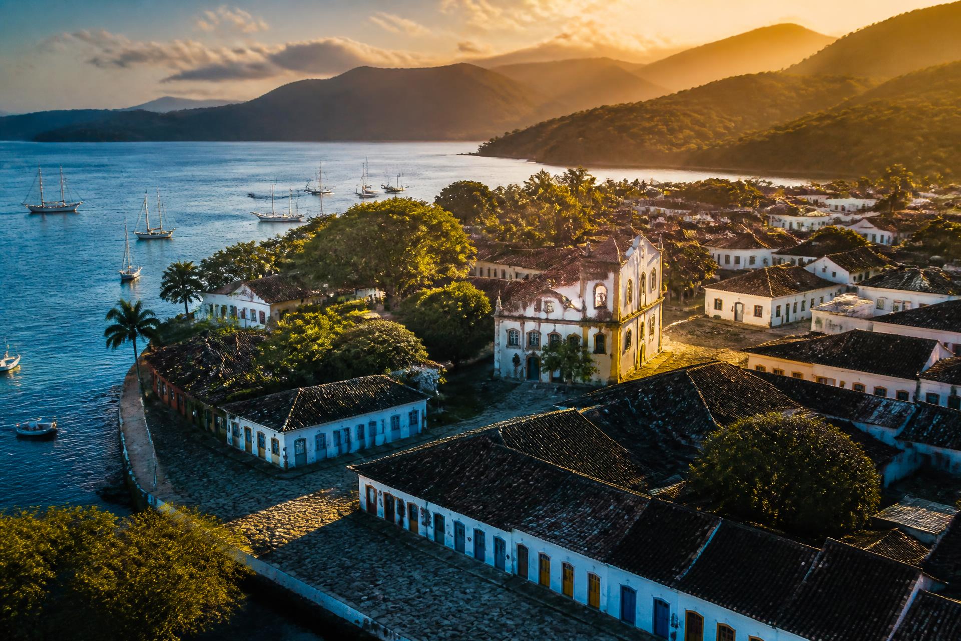 Vista aérea de Paraty RJ ao pôr do sol representando marketing digital local